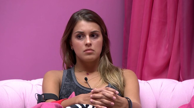 Angela, a suposta abusada, ficou apenas observando durante a maior parte da discussão |