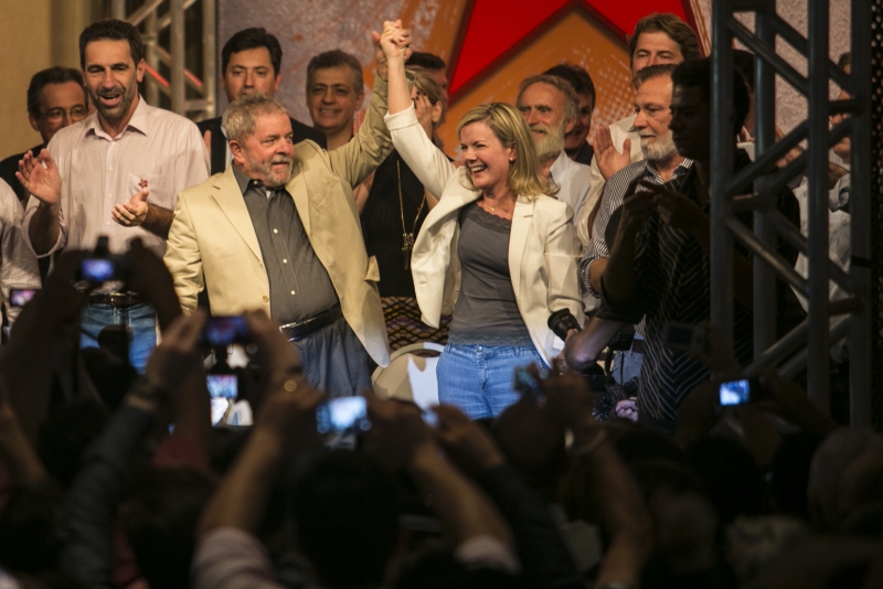 Lula afirmou que seria difícil discursar sem adiantar a campanha e brincou que, se continuasse falando, os militantes do PT teriam que fazer não uma vaquinha, mas uma boiada, se tiver que pagar multa | Marcelo Andrade/ Gazeta do Povo