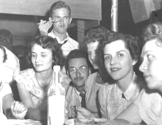 Poty Lazzarotto (em pé, atrás), nos anos 50: amigos reunidos em torno do risoto de Júlia |