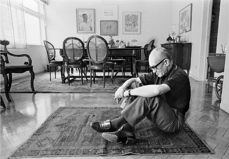 Pelo olhar de Drummond, o futebol se recria e se confirma como paixão nacional | Arquivo