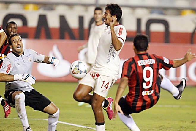 Éderson finaliza de tesoura para dar a vitória ao Atlético | 
