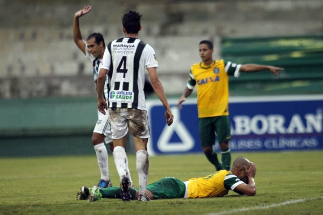 Alex caído no chão na partida em que o Coxa foi desclassificado pelo Maringá |