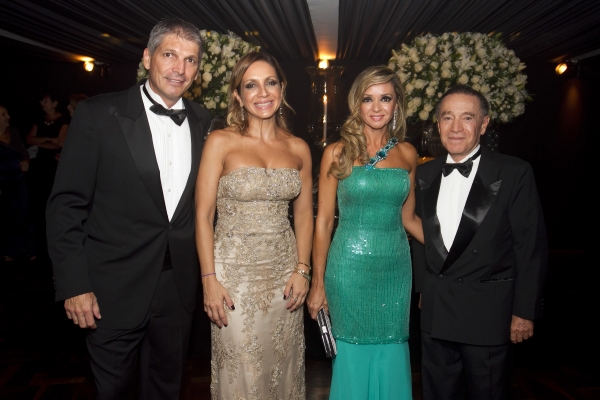 O presidente do Clube Curitibano, José Antonio Baggio Pereira, e a primeira-dama Andréa Baggio (à esq.) recepcionaram o presidente do Graciosa Country Club, João Carlos Ribeiro, e sua namorada, Adriana Winter, no Baile de Gala que comemorou os 132 anos do Curitibano, no sábado | Gustavo Garrett