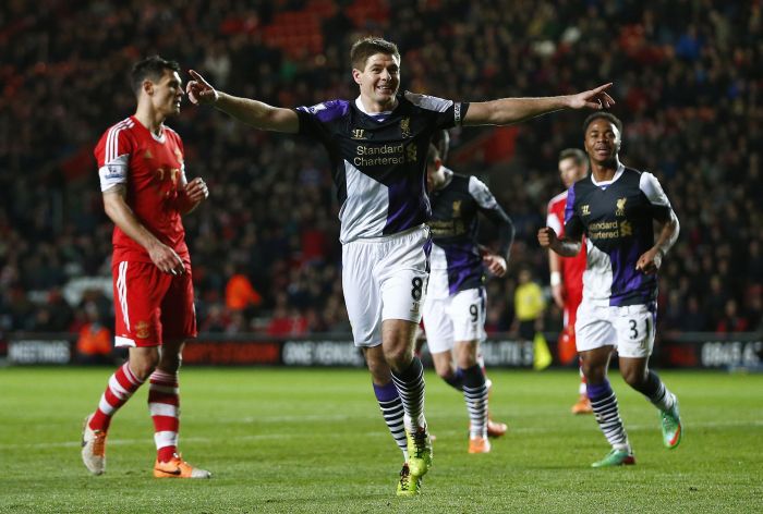 Gerrard comemora gol na vitória do Liverpool sobre o Southampton | Reuters
