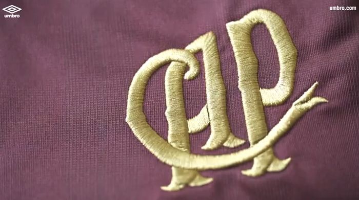 Detalhe da camisa comemorativa dos 90 anos do Atlético | Reprodução Umbro