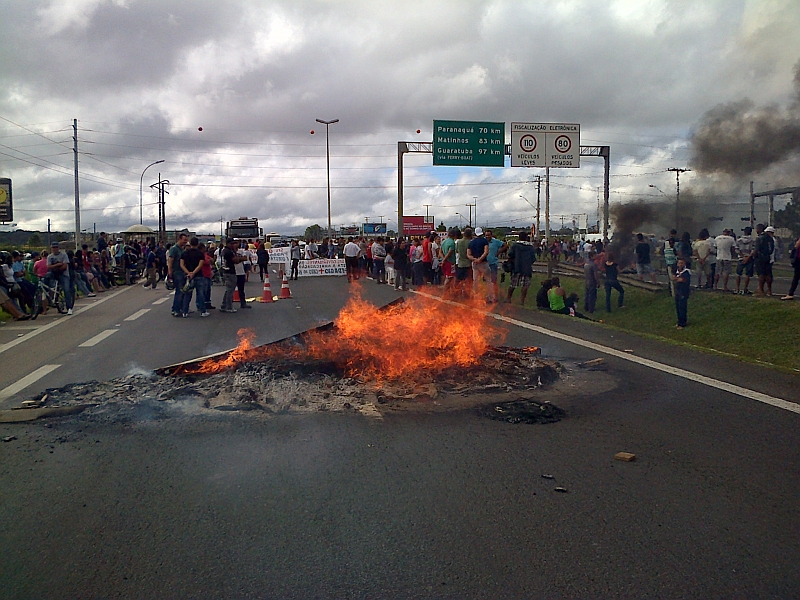 Último bloqueio na BR-277, em São José dos Pinhais, em março deste ano, por moradores das Vilas Nova e Zanine | Aliocha Maurício/Agência de Notícias Gazeta do Povo