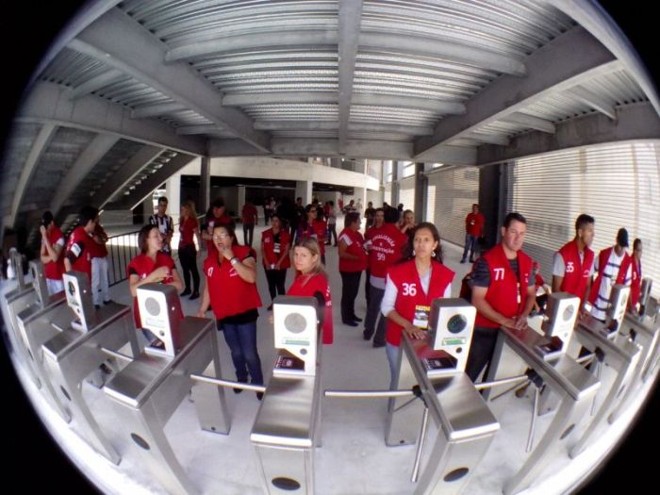 Catracas na abertura da Arena da Baixada |