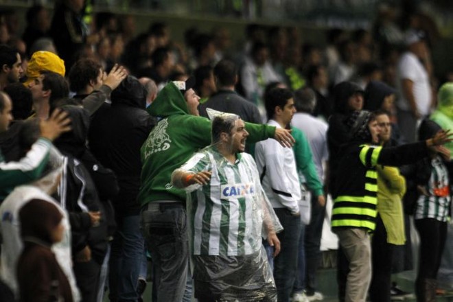 Torcida do Coritiba protesta contra a desclassificação diante do Maringá |