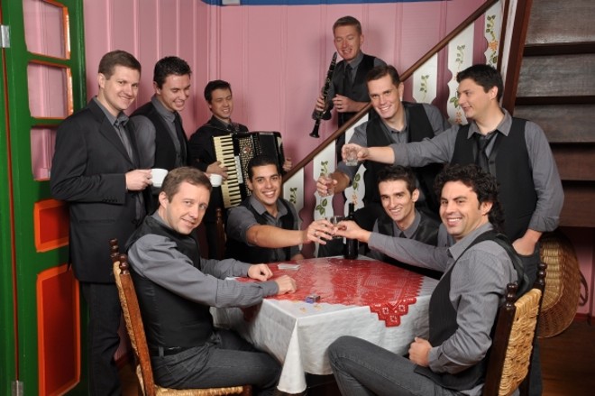 A Coração Nativo nasceu de uma banda gauchesca. Ao se darem conta de que os velhos poloneses, que tocavam em festas, estavam morrendo, se ocuparam de aprender polcas e marchas