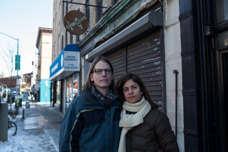 Jon Payson e Naomi Josepher buscaram ajuda financeira para mudar o endereço de sua loja | Michael Kirby Smith para The New York Times