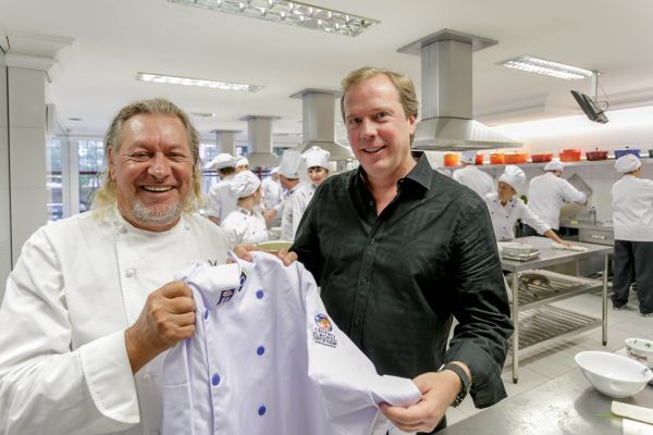 O badalado chef italiano Luciano Boseggia fez uma visita ontem à sede gourmet do Centro Europeu, onde foi recebido pelo diretor-geral da escola, José Ost (à dir.) | Amarildo Henning