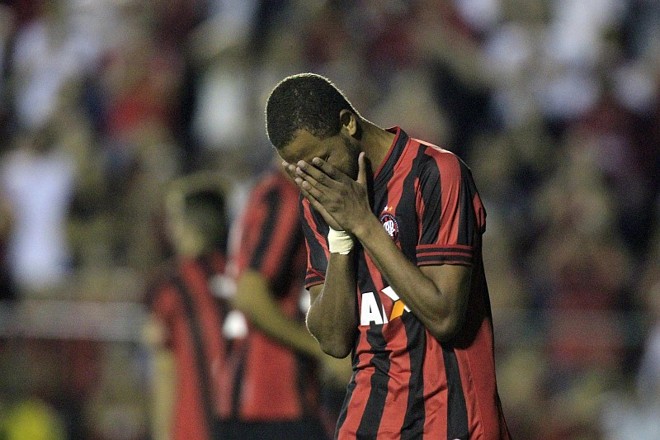 Otávio lamenta chance perdida do time do Atlético |