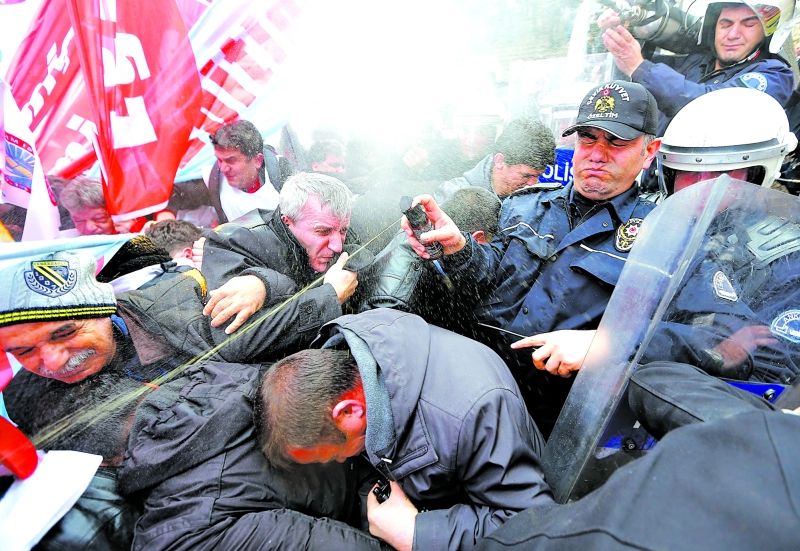 Polícia usa gás lacrimogênio durante manifestações no mês de fevereiro em Ankara, depois que o primeiro-ministro Recep Tayyip Erdogan acusou seus inimigos de inventarem provas em uma investigação de corrupção | Umit Bektas/Reuters