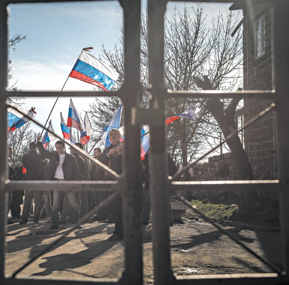 Crimeia reacende debate sobre soberania A Rússia defende a soberania de Estado na Síria e é contra ela na Ucrânia; uma manifestação pró-Rússia na região da Crimeia, na Ucrânia | sergey ponomarev para The New York Times