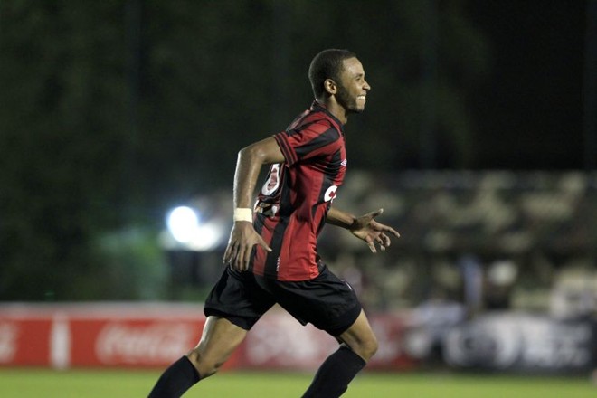 Hernani comemora único gol do Atlético na partida. | 