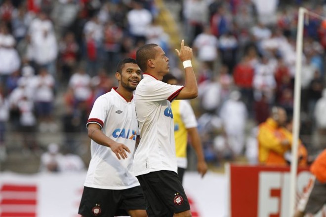 Camisa 10 atleticano se emocionou ao marcar duas vezes sobre o Paraná na Vila Capanema | 