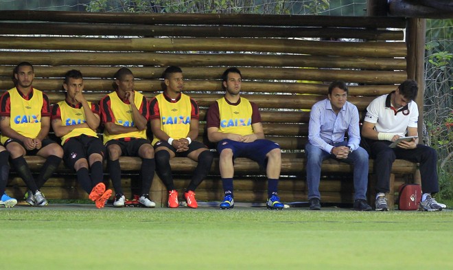 Preocupado, Petkovic acompanha desempenho do sub-23 do Atlético que perdeu para o Paraná por 2 a 1. | 