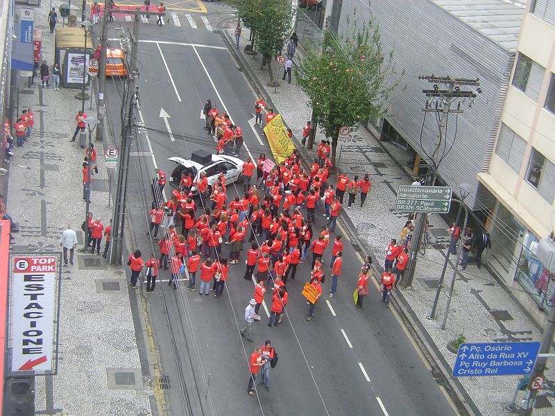 Manifestantes pararam o trânsito e congestionamento na Vicente Machado e na Visconde do Rio Branco ficou "a perder de vista" na manhã desta segunda-feira | Felippe Aníbal/Gazeta do Povo
