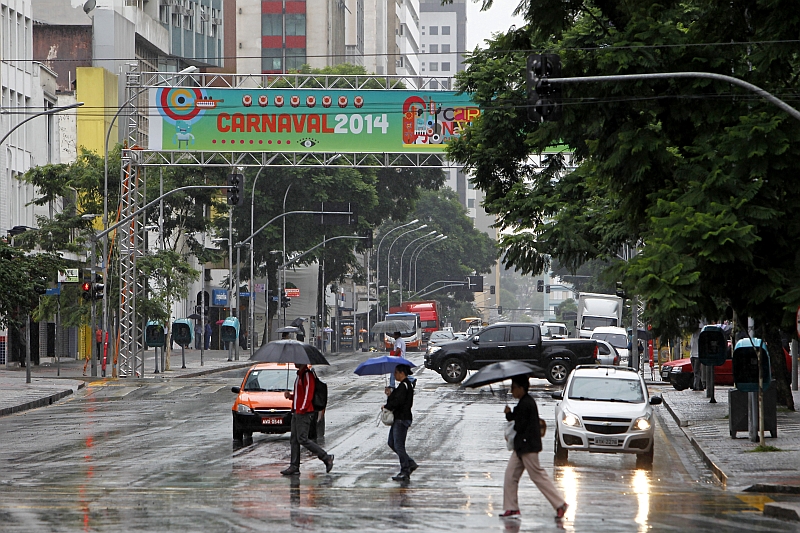 A volta do carnaval em Curitiba foi marcada pela chuva nesta quarta-feira (5) | Antonio More / Agência de Notícias Gazeta do Povo