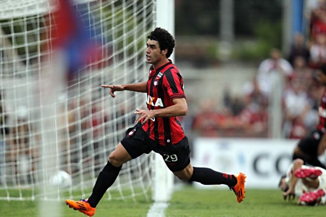 Bruno Mendes corre para comemorar o gol atleticano |