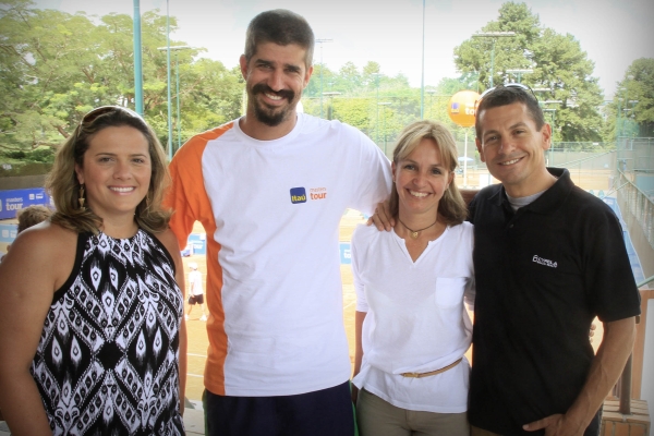 O tenista Flávio Saretta (ao centro) com o casal Rogéria Dotti e Marlus Doria (à dir.) e a arquiteta Silvia Fernandes, durante o Itaú Masters Tour 2014, realizado no último fim de semana no Graciosa Country Club. A Cyrela Paraná foi a patrocinadora local do evento | Patrícia Lion