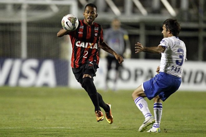 Sueliton tenta levar o Furacão ao ataque diante do Vélez |