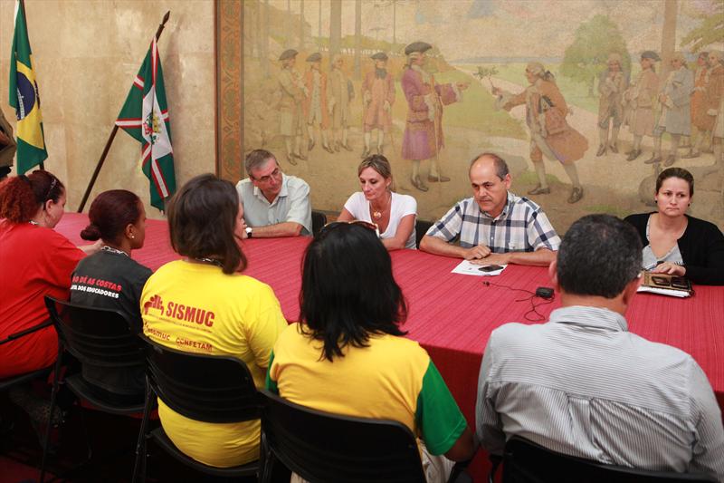 Após 15 horas de protesto, o prefeito Gustavo Fruet recebe educadoras que estava acorrentadas à prefeitura para reivindicar redução da jornada de trabalho | Cesar Brustolin / Prefeitura de Curitiba / Divulgação