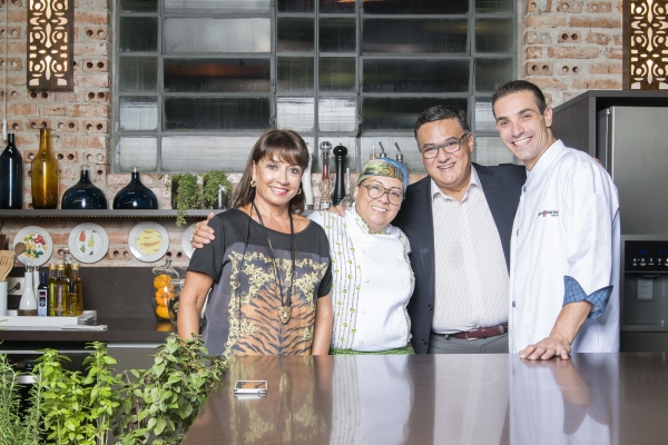 Com estreia nesta terça-feira, às 20 horas, o programa do Bom Gourmet na ÓTV já nasce estrelado. O chef Guilherme Guzela (à dir.) recebe Eva dos Santos, do Bistrô do Victor, que prepara três pratos com Zilda Fraletti e Guilherme Rodrigues como convidados para degustar as delícias. A cada semana, Guzela receberá cozinheiros renomados para a execução de um menu completo | Leticia Akemi