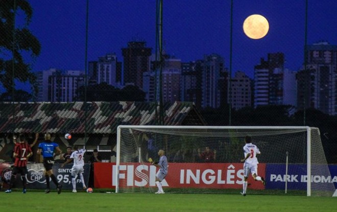 A bela lua cheia em noite de clássico entre Atlético e Paraná no Ecoestádio. | 
