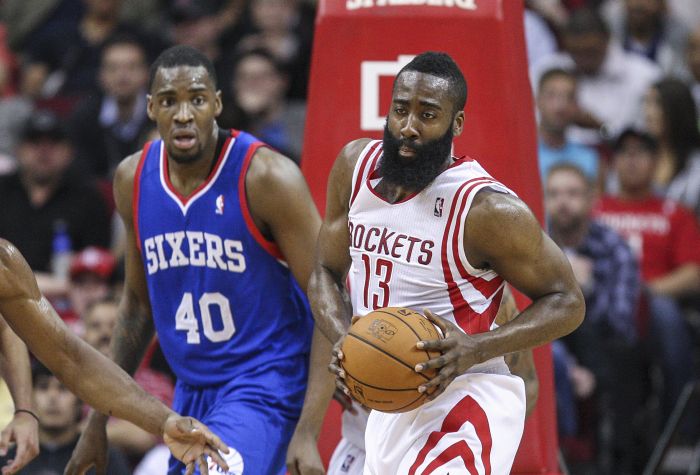 James Harden, astro do Houston Rockets, é marcado por James Varnado, do Philadelphia 76ers, que perdeu a 26ª partida seguida | Reuters