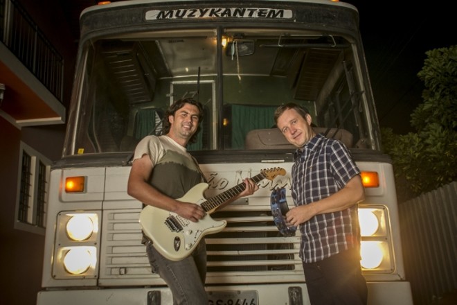 João Cezar Jaszczerski e Clemer Belinovski com a Scania Diplomata 1983, que leva a banda Coração Nativo até paróquias, bailões e cidades do interior.