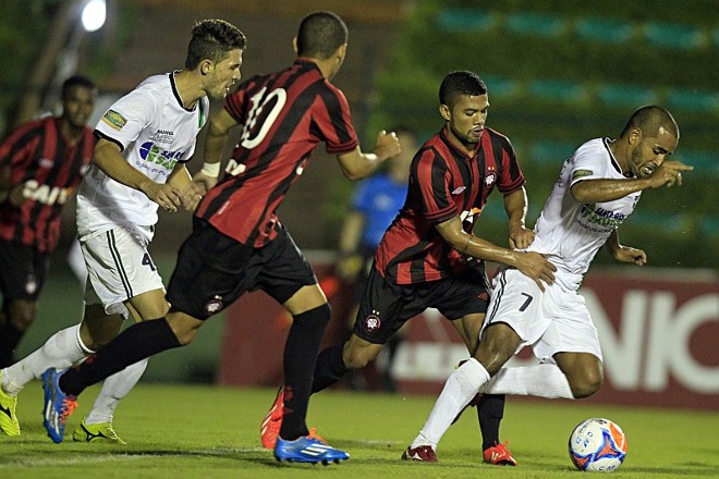 Serginho Paulista carrega a bola no meio de campo do time da Zebra |