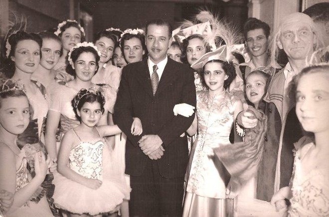 O governador do Paraná, Bento Munhoz da Rocha, em 1953, nos bastidores da montagem do espetáculo Copélia, do Ballet Thalia |