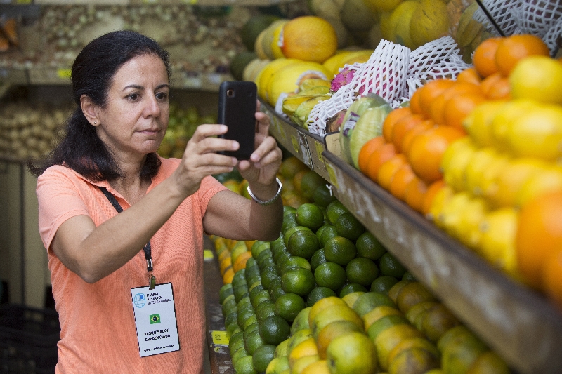 Em busca da inflação real: funcionária da Premise tira fotos em supermercado carioca | Daniela Dacorso/Agencia O Globo