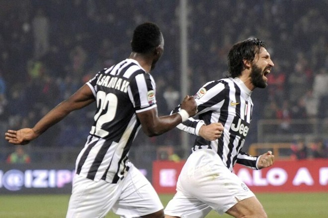 Pirlo comemora gol sobre o Genoa pelo Italiano. Na mesma partida Buffon defendeu um pênalti. | Giorgio Perottino / Reuters