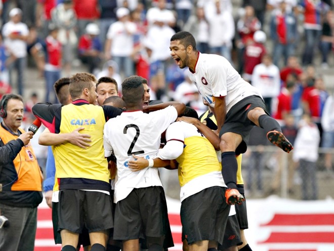 Atleticanos comemoram o segundo gol de Marcos Guilherme na Vila Capanema | 