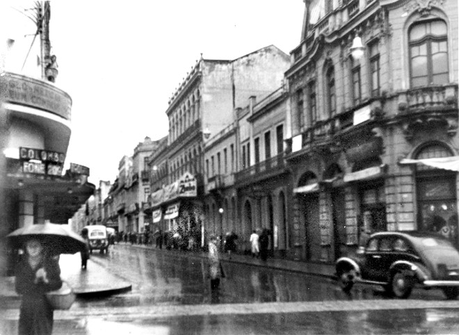 A fotografia é do outono de 1941. A chuva fina deixa encharcada a esquina da Rua XV de Novembro com a Dr. Muricy | 