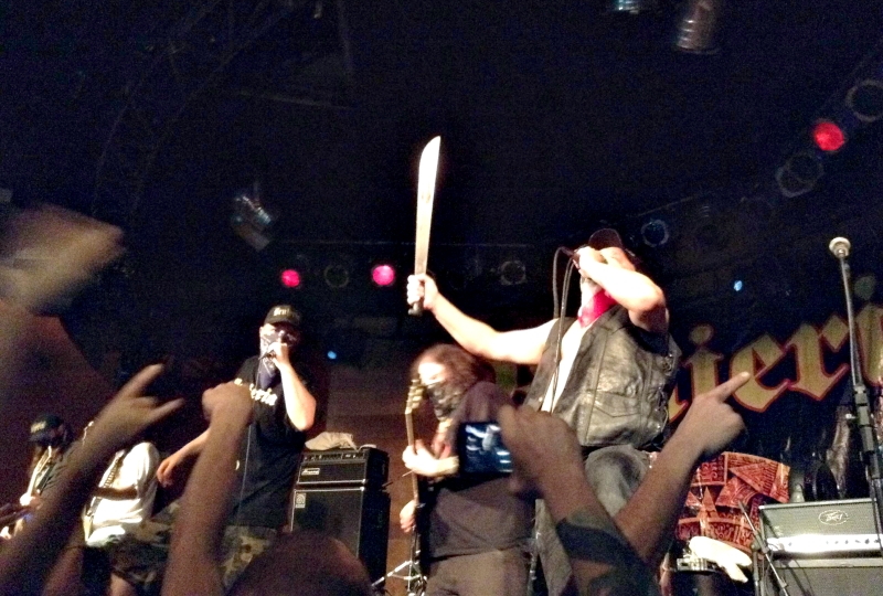 Brujo exibe o facão: lado obscuro do meta | André Smirnoff/Divulgação