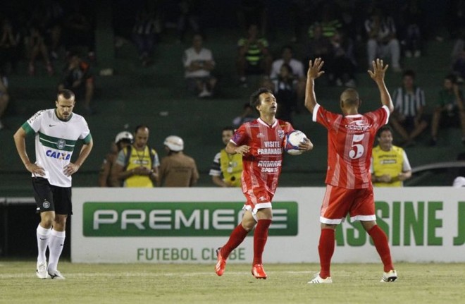 Júnior Capixaba comemora gol do Rio Branco com Duda enquanto zagueiro coxa-branca Chico lamenta |