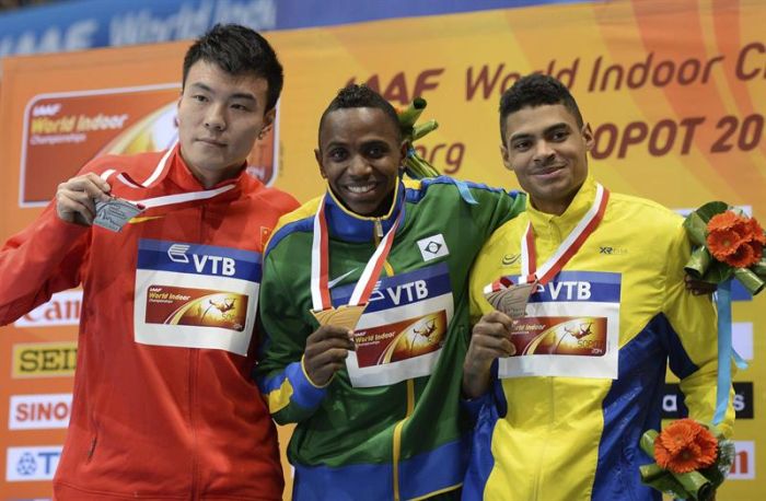 Mauro Vinícius da Silva ao centro, com o chinês Jinzhe Li, prata, e o sueco Michal Torneus, bronze | EFE