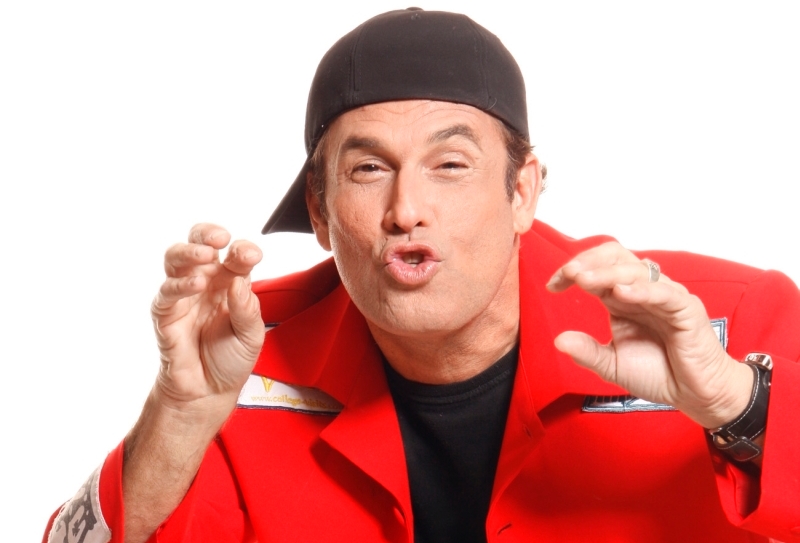 O veterano Sérgio Mallandro, agora com 58 anos e uma extensa carreira como comediante, traz show que mistura piadas e trechos autobiográficos | Divulgação