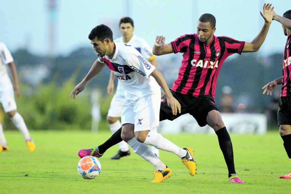 Petraglia bate-boca com torcedor Fernando Gabriel quase marcou um golaço, ao finalizar por cobertura do círculo central | Daniel Castellano/Gazeta do Povo