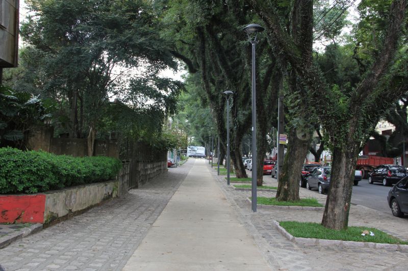 Trecho da Avenida Getúlio Vargas com novo padrão de calçada: piso original foi reaproveitado | Lucilia Guimarães/Ippuc