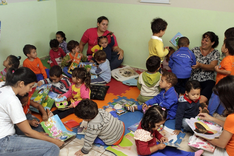 Por dia, a bebeteca recebe 40 crianças. No início do projeto, os livros ficavam destruídos. Hoje a relação com as obras é lúdica | Paulo Matias/ Gazeta do Povo