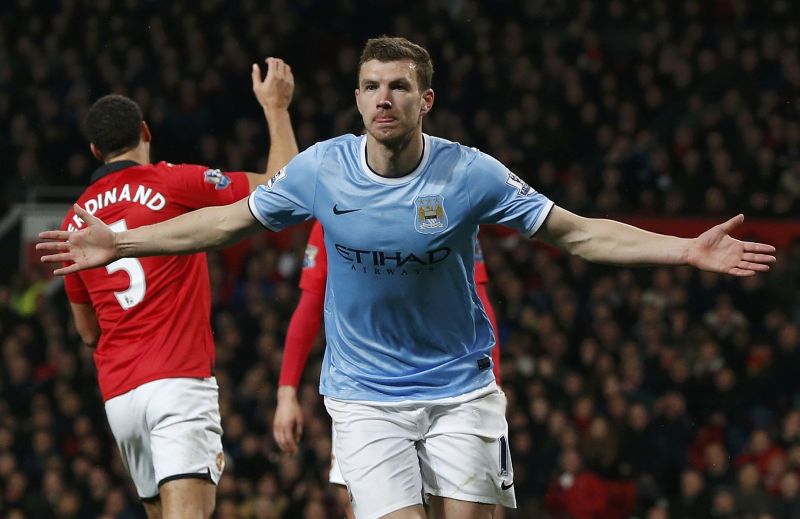 O bósnio Dzeko comemora seu segundo gol no Old Trafford, enquanto Ferdinand lamenta ao fundo | Phil Noble / Reuters