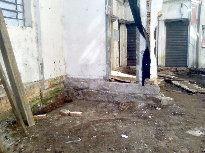 Antes:Após décadas com diferentes usos, e obras incorporadas ao longo do tempo em diferentes estilos, casarão estava praticamente destruído por dentro |