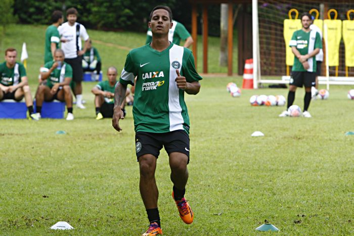 Roni será titular na estreia do Coxa na Copa do Brasil, ao lado de Julio Cesar | Felipe Rosa / Gazeta do Povo