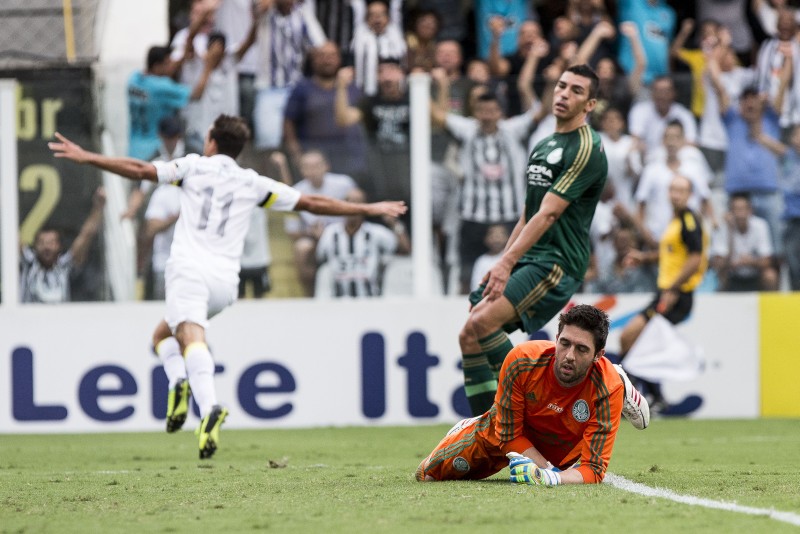 Thiago Ribeiro supera Lúcio e o goleiro Bruno no segundo gol do Santos sobre o Palmeiras. | Rubens Cavallari/Folhapress