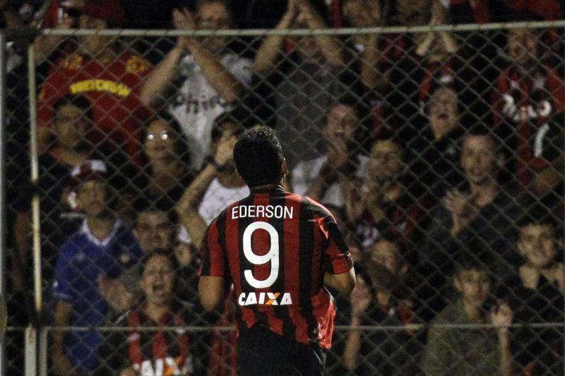 Éderson comemora o terceiro gol do Furacão sobre time peruano | Albari Rosa / Gazeta do Povo