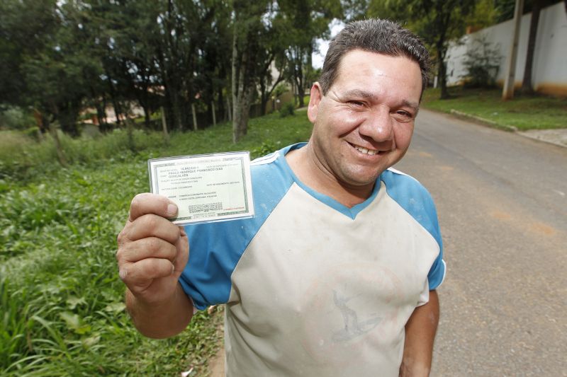 Nilson exibe orgulhoso a cédula de identidade do filho, agora com o registro da paternidade | Antônio More/ Gazeta do Povo